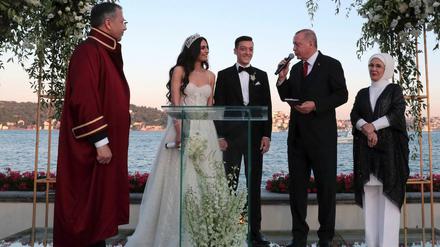 Recep Tayyip Erdogan (2.v.r), Präsident der Türkei, spricht auf der Hochzeit von Fußballer Mesut Özil (M) und seiner Ehefrau, der Schauspielerin Amine Gülse (2.v.l). Im Hintergrund stehen Erdogans Ehefrau Emine (r) sowie Ali Yerlikaya (l), vorübergehender Bürgermeister von Istanbul.
