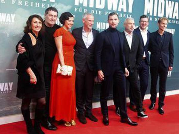 Emmerich (3.vr.) und seine Darsteller bei der Premiere des neuen Films "Midway".