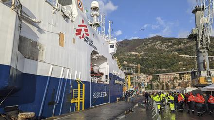 Das Rettungsschiff „Geo Barents“ liegt im Hafen von Salerno. 