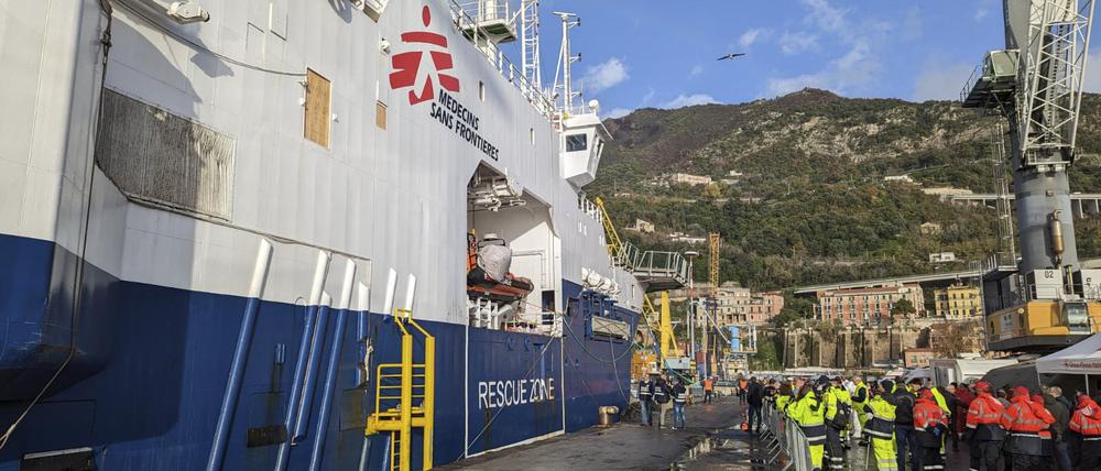 Das Rettungsschiff „Geo Barents“ liegt im Hafen von Salerno. 