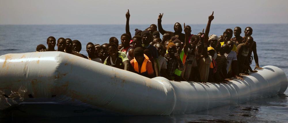 Die Boote sind meist überfüllt und in schlechtem Zustand. Manche Flüchtlinge werden von Schleusern an Bord gezwungen.
