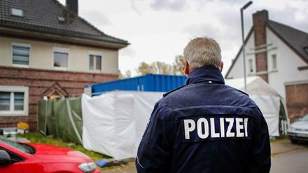 Ein Haus in Alsdorf: wird von der Polizei durchsucht. Ein Verdächtiger wurde im Zusammenhang mit dem Missbrauchskomplex festgenommenen. 