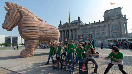 Proteste gegen TTIP vor dem Reichstag.