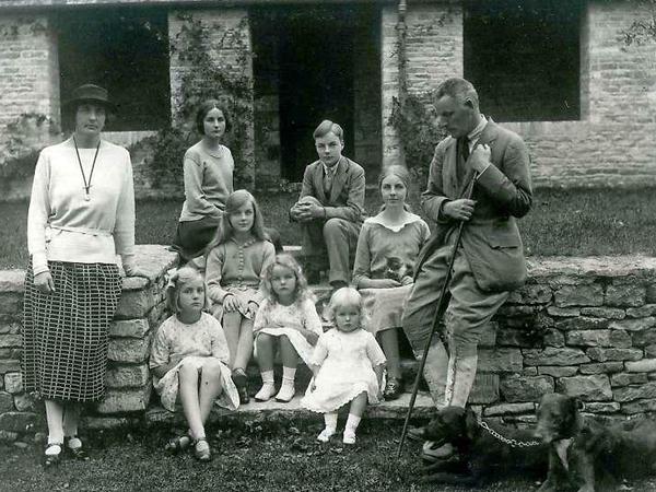 Alle Geschwister, 1922, umrahmt von den Eltern: hinten Nancy und Tom, davor Diana und Pam, unten Unity, Jessica und Deborah (v.l.n.r.).