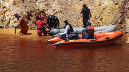 Taucher und Polizisten durchsuchen einen Baggersee, nach weiteren Koffern, in denen Leichenteile vermutet werden. 