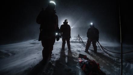 4. Dezember 2019: Forscher auf dem Rückweg über das Eis zur „Polarstern“.