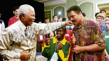 2003 traf der Boxchampion auf Nelson Mandela. Beide wollten der Welt das Versöhnen lehren – und liebten es, Späße zu machen.