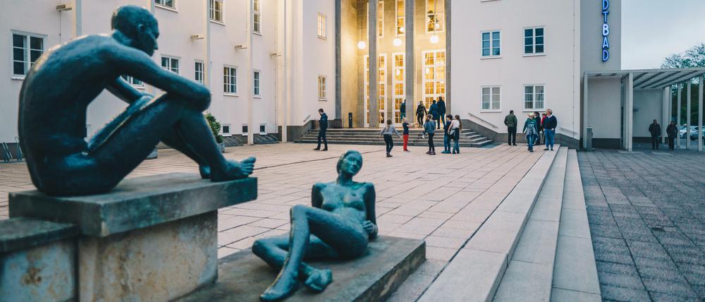 Zwei nackte Badende. Die Skulptur von Harald Stephan wurde 1982 aufgestellt.