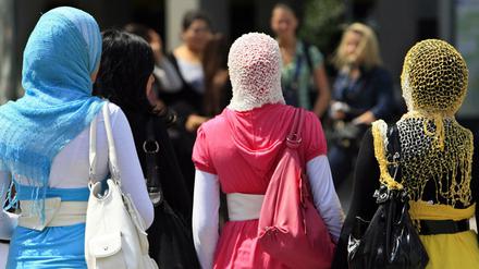 Drei Frauen mit Kopftüchern in Berlin (Symbolbild)