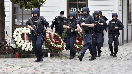 Polizisten sichern am Dienstag eine Kranzniederlegung durch österreichische Regierungsmitglieder.