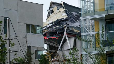 Blick auf ein eingestürztes Gebäudes auf einer Baustelle in der Jos Smolderenstraat im Stadtteil Nieuw Zuid. +