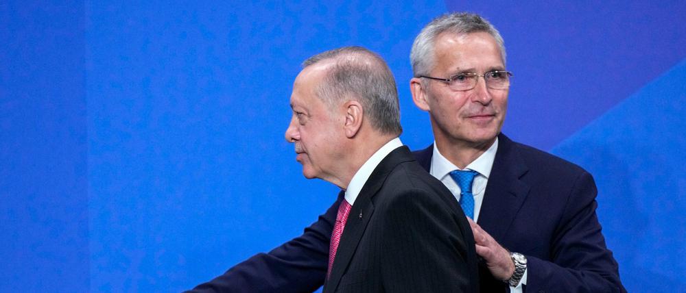 Nato-Generalsekretär Jens Stoltenberg begrüßt den Präsident der Türkei Tayyip Erdogan zum NATO-Gipfel