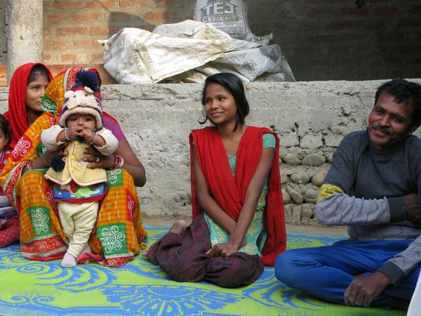 Die Schwester (links) wurde mit 16 verheiratet. Radha (Mitte) will wieder eine Schule besuchen. Unicef unterstützt sie.