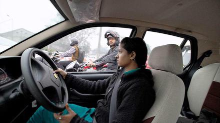 Savita, die Taxifahrerin - und ein skeptischer Blick von rechts.