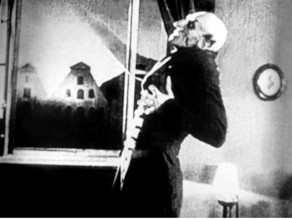 Szene aus „Nosferatu“ von Murnau. Schaut er da gerade auf Wismars Häuser?