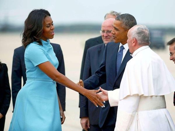 Michelle Obama hat sich zum Papstempfang für ein hellblaues Carolina Herrera-Kleid entschieden. Dem Papst wird's egal sein.