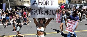 Eine Frau protestiert in L.A. gegen das Urteil des Obersten Gerichtshofs zur Abtreibung in den USA.