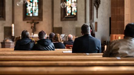 Kirchenbesucher nehmen in der Leonhardskirche in Stuttgart an einem öffentlichen Segnungsgottesdienst teil.