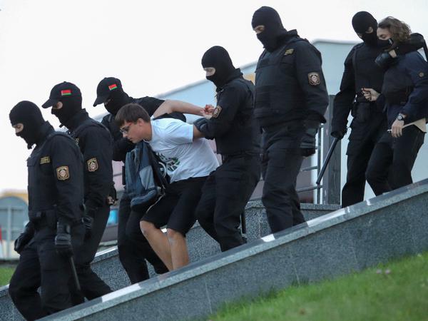 Festnahme bei einer Demonstration in Minsk.
