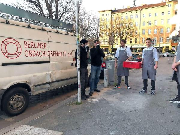 Frisch gespendet. Dreimal die Woche bereitet Philipp Vogel (Mitte), Chef des Orania-Restaurants in Kreuzberg, in der Krise mit seinem Team Gerichte für die Berliner Obdachlosenhilfe zu.