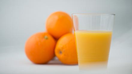 Ein Glas Orangensaft.