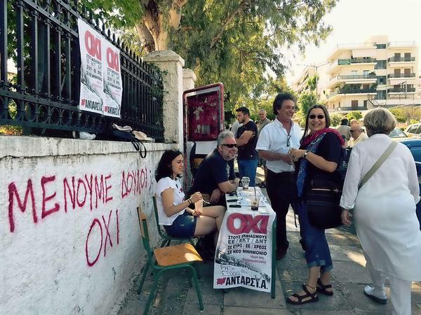 Wahlkampf bis zum Schluss. Die kleinen "Tischchen" mit der Wahlempfehlung gibt es überall in Griechenland. Nur direkt im Wahllokal sind sie verboten.
