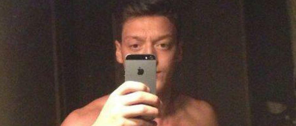 Auch Fußballnationalspieler Mesut Özil zeigt seinen Oberkörper auf Twitter.