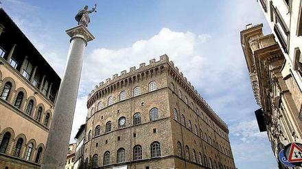 In diesem Palazzo mitten in Florenz arbeitet Signore Bertinelli. Er ist der Chef von "Ferragamo Parfums", der Palazzo Ferroni gehört der Familie Ferragamo.