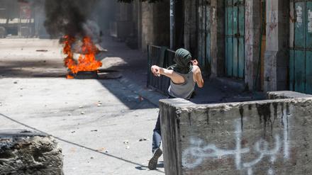 Konflikt ohne Ende. Ein palästinensischer Protestler bei Auseinandersetzungen mit israelischen Sicherheitskräften in Hebron. 