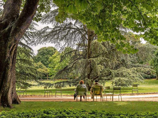 Perfekt für ein Picknick. Der Jardin du Luxembourg zwischen Saint-Germain-Des-Prés und Quartier Latin ist ein von Florenz inspirierter Gartentraum. Schloss, Apfelhain, Rosenzucht, Orangerie - alles da, was das Romantiker-Herz begehrt. Auch schon "Verliebt in Paris"?
