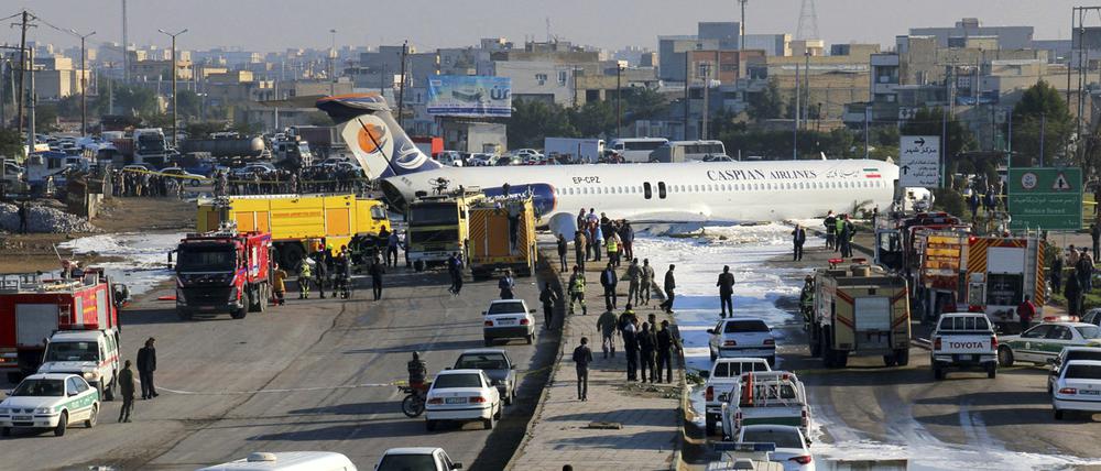 Eine iranische Passagiermaschine rutschte am Montag von der Landebahn ab und geriet auf eine Autobahn neben dem Flughafen Mahschahr in Südiran. 