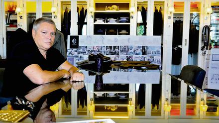Klare Formen. Patrick Hellmann, der Designer und Herrenschneider, empfängt in seinem Showroom am Ku’damm.