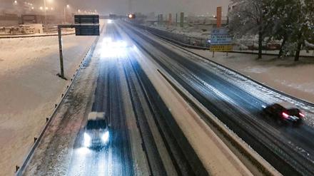 Heftiger Schneefall in Frankreich: Verkehr auf der Stadtautobahn von Saint-Etienne