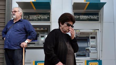 In Griechenland bleiben einigen Banken ganz geschlossen. Vor allem für Rentner, die oft keine EC- oder Kreditkarten haben, ist die Situation schwierig.