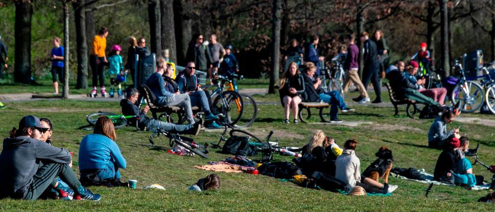 Viele Menschen, wie hier am Mittwoch im Volkspark Friedrichshain in Berlin, halten es immer noch für unnötig, sozial auf Distanz zu gehen.