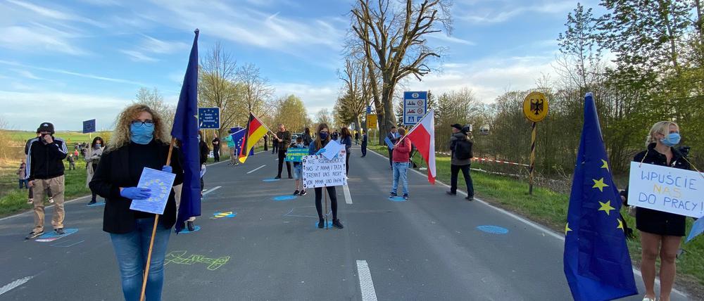 Demonstranten auf der B2, kurz vor der deutsch-polnischen Grenze.