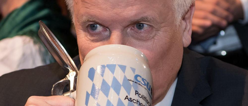 Bierernst. CSU-Chef Horst Seehofer muss neuerdings immer SPD-Kanzlerkandidat Martin Schulz im Blick haben.