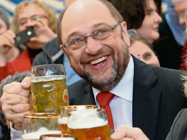 SPD-Kandidat Schulz stieß in Vilshofen (Bayern) mit den Genossen an.