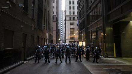 Polizisten riegeln in Chicago eine Demonstration der "Black Lifes Matter"-Bewegung ab.