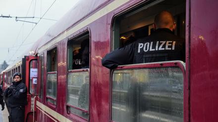 Ein Zug steht auf dem Bahnhof in Greven, nachdem er dort von der Polizei gestoppt wurde. 
