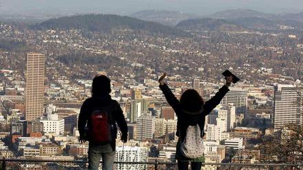 Alles so schön grün hier: Zwei Bewohner von Portland genießen den Blick über die Stadt.
