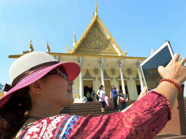 Eine Touristin vor dem Königspalast in Phnom Penh.