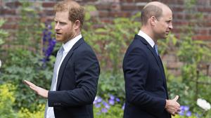 Die britischen Prinzen Harry und William stehen bei der Enthüllung der Statue ihrer Mutter Diana Rücken an Rücken im Sunken Garden des Kensington-Palastes.