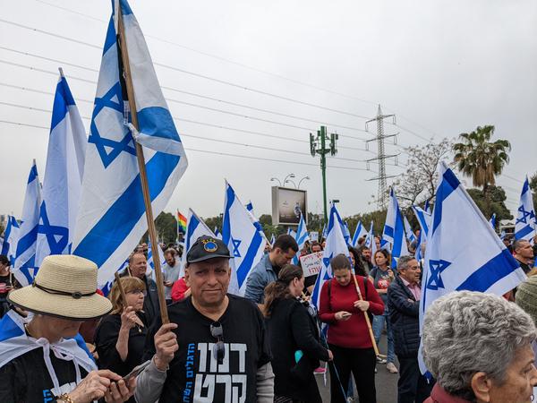 Seit einem guten Monat gehen die Menschen in Israel entweder für oder gegen die geplante Justizreform auf die Straße. Hier in Tel Aviv.