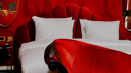 Überall Samt. Die großen Zimmer bieten ein Kingsize-Bett in blutigem Rot, auch die Tapeten sind aus Samt.