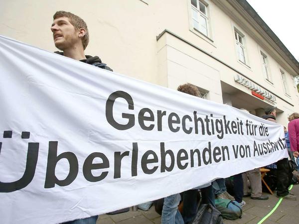 "Gerechtigkeit für die Überlebenden von Auschwitz" forderten Demonstranten vor dem Gericht in Lüneburg. 