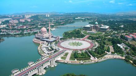 Blick von oben auf den zentralen Platz von Putrajaya mit der Putra-Moschee und dem Amtssitz des Premierministers.