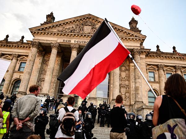 Reichsflagge auf einer „Querdenken“-Demonstration in Berlin.