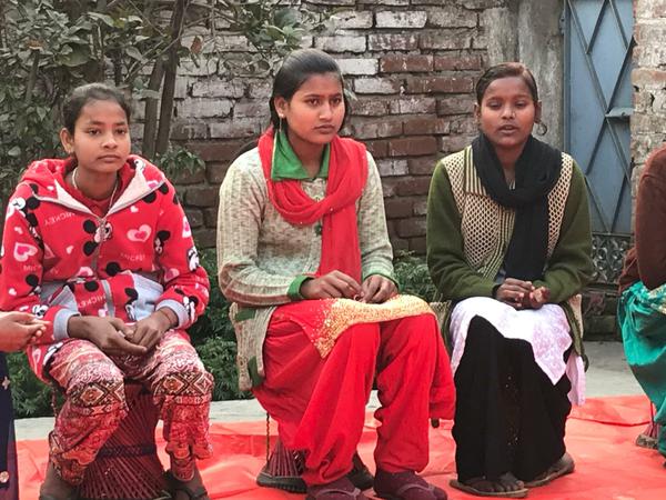 Elke Büdenbender bestärkt Mädchen wie Ranani Khatun (Mitte) in ihrem Wunsch, eine Ausbildung zu machen.