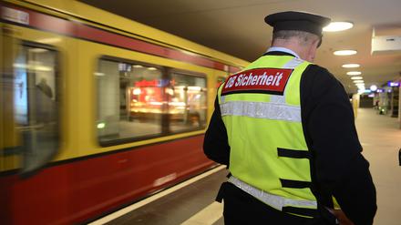 S-Bahnhof Berlin Friedrichsstrasse.
Seit dem 4.4.2016 kontrolliert die DB Sicherheit verschärft das Rauchverbot in den Bahnhöfen. Beim Verstoß sind € 15 Bußgeld fällig.


Foto: Mike Wolff